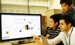  SK텔레콤과 에릭슨 관계자들은 차세대 네트워크 시대의 선행기술로 기대되는 '개인화셀(Elastic Cell)' 기술을 시연하고 있다. ⓒ SK텔레콤