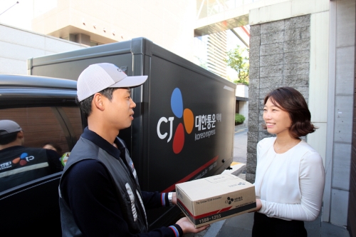  여름 휴가철에는 집을 비우는 경우가 많아 택배를 보내고 받을 때 연락처를 꼼꼼히 적어야 한다. ⓒ CJ대한통운