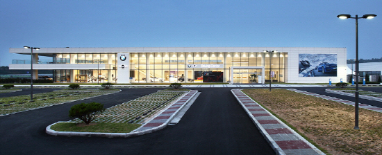  세계 최초 가족단위로 전시와 체험까지 즐길 수 있는 브랜드 및 드라이빙 복합 문화공간인 BMW 드라이빙 센터는 오는 8월 초 일반 개장을 앞두고 있다. ⓒ BMW 그룹 코리아