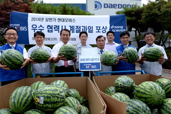  현대모비스가 지난 21일 경기도 안산시에 위치한 협력사 대동을 찾아 수박을 전달하고 있다. Ⓒ 현대모비스