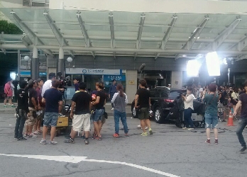  과거에는 소음이나 난입 등을 통제하는 게 촬영 스탭들의 일이었다면 요새는 촬영을 막는 것까지 추가가 돼 더 고생스럽다고 할 수 있다. 사진은 드라마 '괜찮아 사랑이야' 촬영 현장(일산 명지병원). = 임혜현 기자