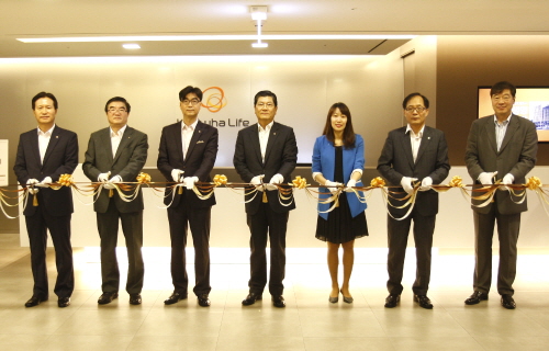  '한화 63라운지' 오픈을 기념해 차남규 한화생명 사장(왼쪽에서 네 번째)과 직원 대표들이 테이프커팅을 하고 있다. ⓒ 한화생명