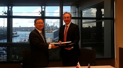  최성준 방송통신위원장과 크리스 채프만 호주 방송통신미디어청장은 MOU 체결본을 교환하며 악수를 나누고 있다. ⓒ 방통위