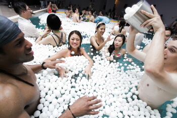  롯데백화점은 '2013년 롯데호텔 풀파티