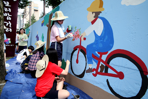  조선대학교 입학처에서 주관하는&lsquo; 벽화그리기 봉사활동이 21~22일 양일 지산유원지 일대에서 펼쳐졌다.ⓒ광주광역시 동구