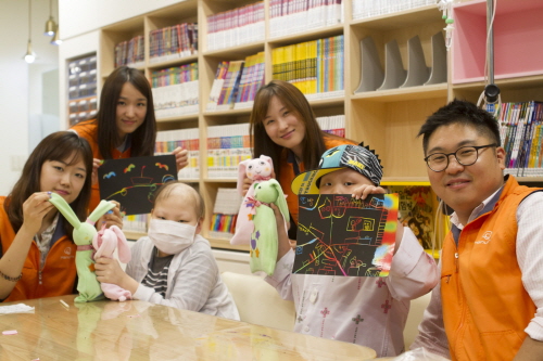  갤러리아 전 지점은 지난 22일부터 8월1일까지 각 지역에 위치한 병원학교를 방문, 난치병 환아들을 위한 미술 프로그램과 환아 어머니들의 메이크업을 지원하고 이날의 특별한 추억을 담은 가족사진을 디지털 액자에 넣어 선물한다. 지난 22일 신촌세브란스병원에서 진행한 '갤러리아 메디컬 아웃리치'에 참여한 환아들과 갤러리아 봉사단 모습. ⓒ 갤러리아백화점