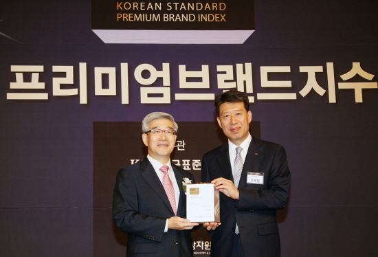  24일 롯데호텔서울 사파이어 볼룸에서 열린 2014 프리미엄브랜드지수 인증수여식에서 호텔부문 1위에 오른 롯데호텔 송용덕 대표이사(좌)가 수상 후 한국표준협회 오재원 전무(우)와 기념촬영을 하고 있다. ⓒ 롯데호텔