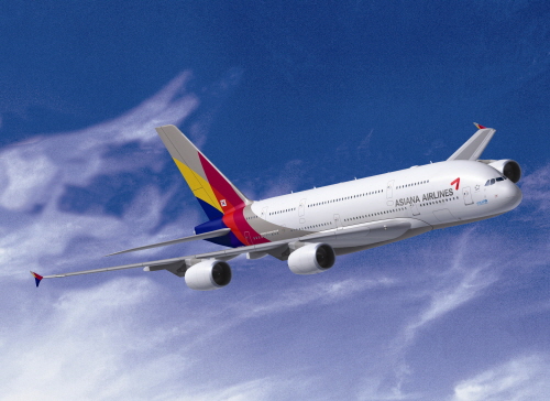  지난달 아시아나 A380 1호기에 이어 2호기를 아시아나항공은 차별화된 기내시설과 서비스로 프리미엄 항공사로서의 위상을 더욱 강화해 나간다는 방침이다. ⓒ 아시아나항공