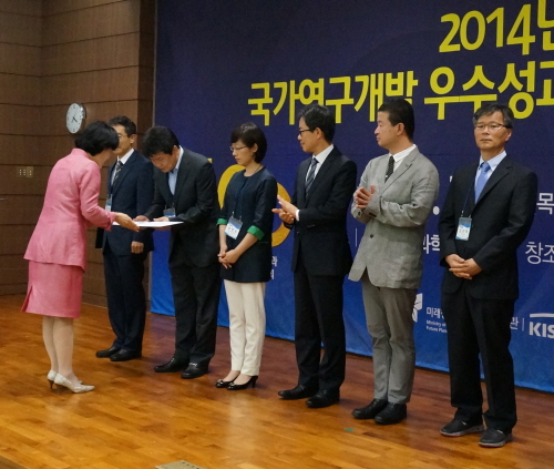  24일 국가연구개발 우수성과 수여식에서 김달현 종근당 이사가 박영아 한국과학기술기획평가원 원장으로부터 인증서를 받고 있다. ⓒ 종근당