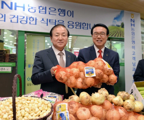 농협이 추진 중인 '상생 마케팅'이 눈길을 끌고 있다. '상생 마케팅'은 기업 후원으로 물가 민감 품목에 대해 인하 가격을 책정, 생산자는 제 값을 받고, 소비자는 싼 값에 구입하는 방식이다. 사진은 김주하 은행장(좌)과 이상욱 농업경제대표(우).  ⓒ 농협