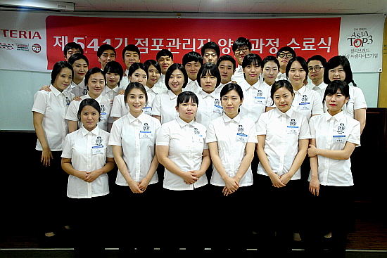  롯데리아 기업대학 2기 햄버거 매장 관리자 학과(좌)와 커피 매장 관리자(우) 교육생들이 수료 후 기념촬영을 하고 있다. ⓒ 롯데리아