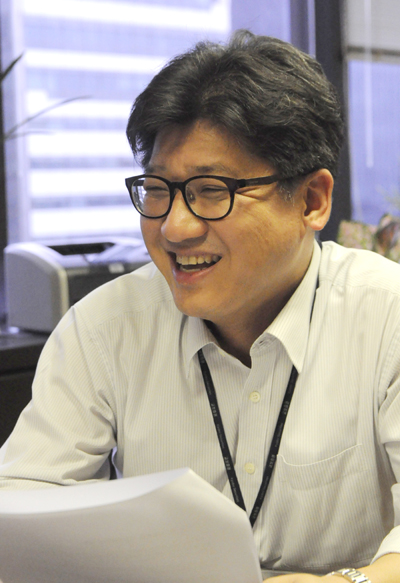  구조조정 시련기를 맞은 올해 각 증권사는 리서치센터 사령탑을 상당수 교체하며 변화를 꾀하고 있다. 김영준 센터장은 IT섹터를 중심으로 기업분석에 잔뼈가 굵은 인물로 KTB투자증권, LIG투자증권기업분석팀장 등을 거쳤으며 교보증권에서 스몰캡 부문 기반을 다진 장본인이다. 지난해 12월 리서치센터 사령탑으로 부임한 그는 타사대비 젊고 액티브(active)한 하우스를 지향한다. 특히 조직개편을 통해 기존 투자전략부서인 '매크로'팀과 절대수익률을 추구하는 '밸류'팀으로 이원화한 하우스를 성공적으로 통솔했다는 평가를 얻고 있다. ⓒ 사진-이수영 기자