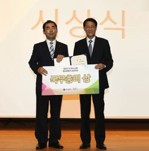 이날 행사에서는 41개 기관에서 제출한 520개 홍보콘텐츠 중 전문가 심사와 온라인 투표를 거친 6개 우수 콘텐츠가 경연을 벌인 가운데 '운전면허증 발급 간소화'가 국무총리상을 받았다. ⓒ 국민건강보험공단