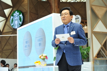  이석구 스타벅스커피 코리아 대표가 15주년 기자간담회에서 환영인사를 하고 있다. ⓒ 스타벅스커리 코리아