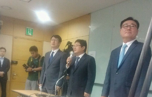  이준우 팬택 대표(가운데) 등 회사 간부들의 기자회견 장면. 이 자리에서 채권단과 이통사들이 팬택의 재무구조를 일단 개선해 주면 투자를 받을 수 있다고 설명했다. ⓒ 프라임경제
