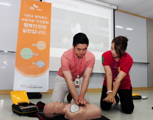  지난 28일 서울 관훈동 SK건설 본사에서 실시된 심폐소생술(CPR) 교육모습. ⓒ SK건설