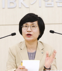  권선주 은행장이 강남지역본부 회의에 참석해 하반기 중점 추진 과제에 대해 설명하고 있다. ⓒ 기업은행