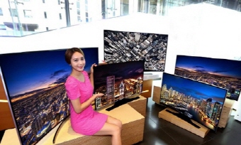 삼성전자 모델이 서울 서초동 삼성전자 딜라이트에서 보급형 커브드 풀HD TV H6800을 선보이고 있다. ⓒ 삼성전자