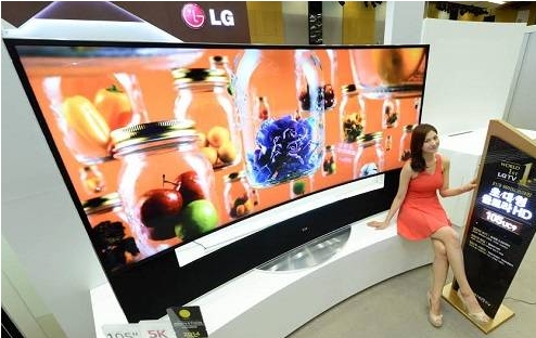  1억원대 초대형 TV의 등장. LG전자가 오는 30일부터 '105인치 곡면 UHD TV'를 국내 시장에 내놓는다. ⓒ LG전자