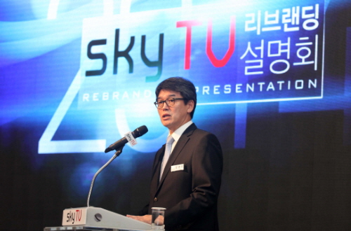 스카이TV는 김영선 스카이TV 대표이사를 비롯해 스카이TV 신규 프로그램에 출연하는 영화평론가 김태훈·배우 홍수아·레인보우의 노을이 참석한 가운데 방송인 서경석씨 사회로 리브랜딩 설명회를 개최했다. ⓒ 스카이TV