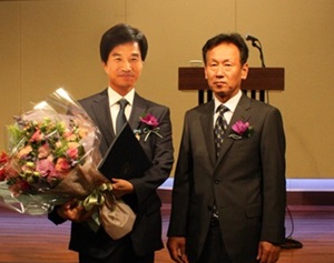 순천교차로 강정권 대표(사진왼쪽)가 최근 생활정보신문협회로부터 총리상을 받고 있다. ⓒ교차로.