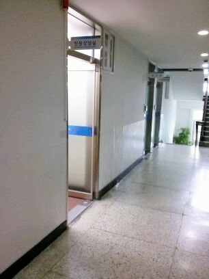 순천시장 부속실 건너편에 자리한 민원상담실. 이곳에 5급으로 승진한 황태주씨가 상주하고 있다. =박대성기자.