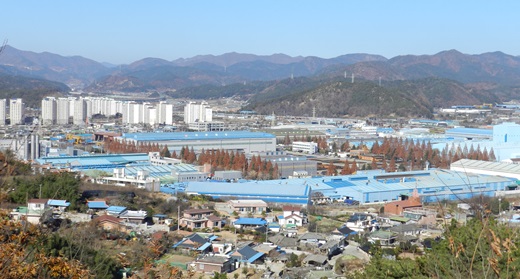 순천 봉화산 둘레길에서 촬영한 순천 서면공단 전경. 도심이 확장되면서 서면공단 부근에 아파트가 들어서면서 공단이전 문제가 수면위로 부상하고 있다. =박대성기자