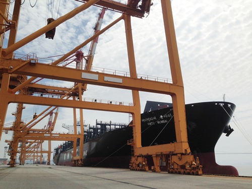 광양항에 투입된 5000TEU급 컨테이너 선박. ⓒ광양항만공사.