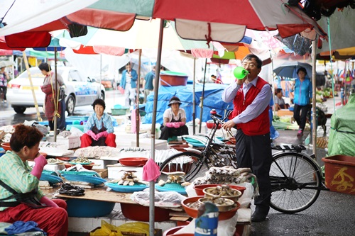 새누리당 이정현 후보가 17일 재래시장을 찾아 자전거 유세를 펼치고 있다. ⓒ이정현캠프.