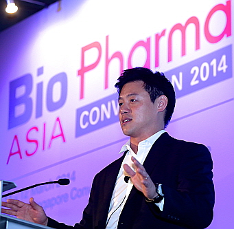  유원상 유유제약 부사장이 싱가폴에서  열린 '2014 바이오파마 아시아'에 참석 유유제약 동남아진출 관련 기조 연설을 하고 있다. ⓒ 유유제약