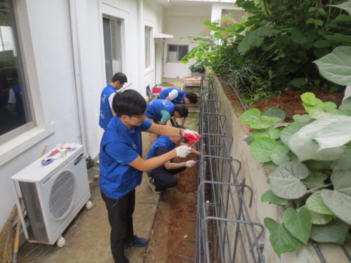  현대모비스는 복시지설에 실질적인 도움을 주기 위해 전국 131곳의 결연단체 및 결연가구들에 안전물품을 전달하고 안전검사를 실시하고 있다. ⓒ 현대모비스