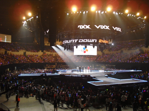  CJ의 케이콘은 집객 효과가 큰 한류 스타의 공연에 문화와 산업을 모두 녹여낸 한국 브랜드 종합 페스티벌로 자리매김했다. 케이콘 2014는 4만명 규모의 미국인들에게 한류와 한국 산업을 각인시킬 것으로 추산되고 있다. 사진은 9일(현지시간) 공연 장면. = 임혜현 기자