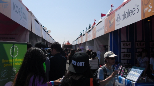  LA의 케이콘 2014 현장에 마련된 우리 중소기업들의 부스. 이 공간을 통해 케이콘을 보러 온 미국인 한류 팬들은 우리 중소기업의 패션과 뷰티, 리빙 아이템들을 만났다. 이런 경험은 우리 중소기업의 글로벌화에 소중한 밑거름이 될 전망이다. 특히 이 케이콘과 중소기업의 결합은 단순히 대기업이 주도한 문화 행사의 집객 효과를 반사적으로 누린 게 아니라, CJ가 중소기업의 케이콘 참가에 음양으로 도움을 준 상생의 낙수 효과 사례라 더 눈길을 끈다. = 임혜현 기자