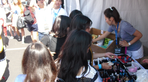 중소기업 부스에서 미국인 한류 팬이 제품 체험을 해 보고 있다.= 임혜현 기자