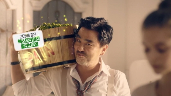  류승룡이 촬영한 BBQ CF가 온에어 10일 만에 유튜브 조회수 100만을 넘기는 등 관심이 집중되며 실제로 매출 상승으로도 이어지고 있다. ⓒ BBQ제너시스그룹