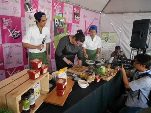  CJ'비비고'가_KCON현장에서 현지 방문객을 대상으로 비빔밥 쿠킹클래스를 진행하고 있다.  ⓒ CJ제일제당