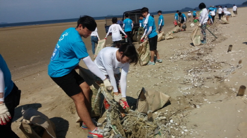  카페베네 청년봉사단 6기가 태풍 '나크리'에 피해입은 안면도 해안가 정화활동을 하고있다. ⓒ카페베네