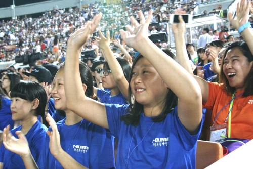  '행복충전 여름 캠프'에 참가한 세븐일레븐 경영주 자녀들이 야구 경기를 관람하고 있다. ⓒ 세븐일레븐
