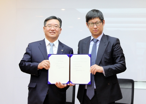  방한홍 한화케미칼 대표이사(왼쪽)와 양준영 KPX홀딩스 부회장(오른쪽)이 인수 계약 체결 후 기념촬영을 하고 있다. ⓒ 한화
