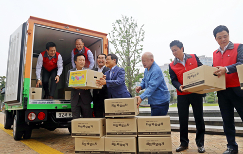  13일 오후 광주시청 야외 광장에서 유신열 광주신세계 대표이사, 장재영 신세계 대표이사, 윤장현 광주시장, 방철호 광주사회복지협의회 회장 등이 희망배달마차 후원협약식을 맺고 나눔장터로 향하는 물품을 희망배달마차에 실고 있다.ⓒ광주신세계
