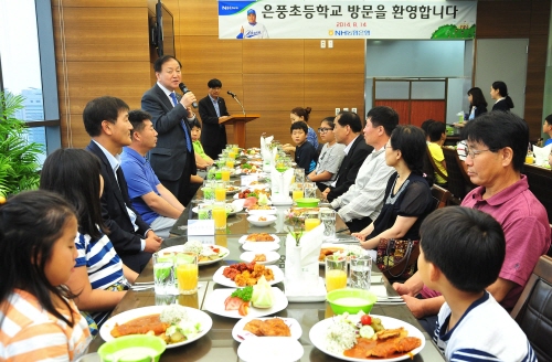  경북 예천 은풍초등학교 학생들이 50년 동문선배인 김주한 농협은행 행장을 찾아 덕담을 듣는 등 뜻깊은 시간을 가졌다. ⓒ 농협은행