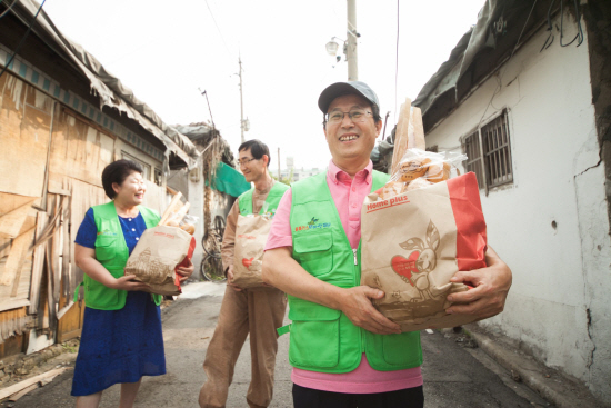  16일 서울 송파구 마천동에서 시민 자원봉사자들이 지역 독거노인들에게 '행복한 빵 나눔'을 실시하고 있다. ⓒ 홈플러스
