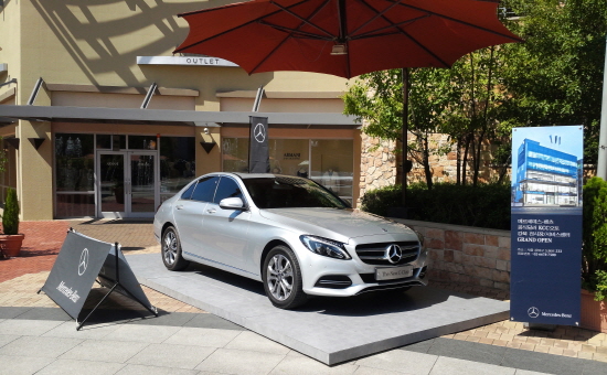  메르세데스-벤츠 공식딜러 KCC오토는 여름 휴가철을 맞아 여주 신세계, 롯데 프리미엄 아울렛 두곳에서 C-클래스와 E-클래스 전시 행사를 진행하고 있다. Ⓒ KCC오토