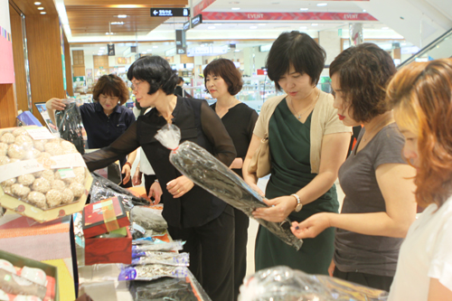  18일 롯데백화점 광주점 지하 1층 식품관에서 열린 '전남 특산물 소비촉진 특별전' 을 찾은 고객들이 지역 특산물을 살펴보고 있다.ⓒ롯데백화점 광주점