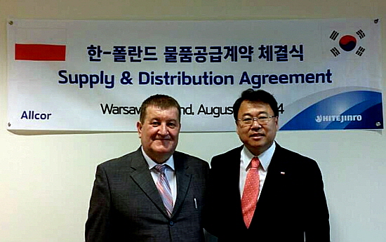  양인집 하이트진로 해외사업 총괄사장(사진 우측)은 지난 10일 폴란드 수도 바르사뱌에 위치한 코트라 무역관에서 폴란드 식음료 수입&middot;유통업체 '알코S.C(ALLCOR S.C)'의 테디우스 키시악 사장과 하이트진로의 맥주와 소주 수출&middot;유통계약을 체결했다. ⓒ 하이트진로