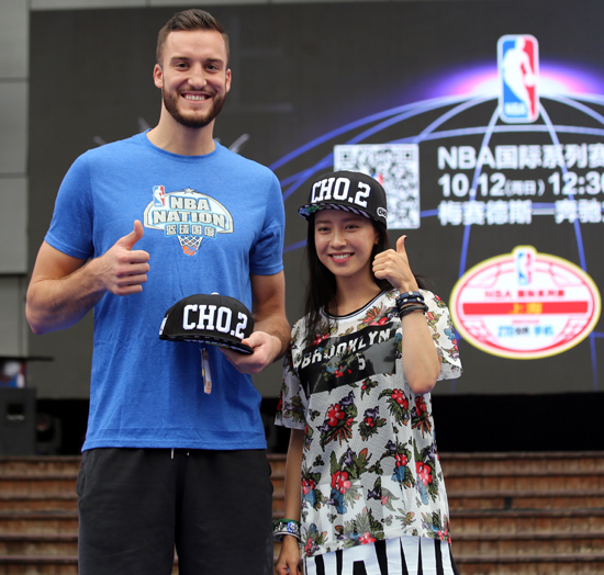  엠케이트렌드 전속모델인 송지효가 지난 15일 중국에서 현역 NBA 선수인 마일즈 플럼리(Miles Plumlee&middot;suns team)와 만나 선물을 교환했다. 이번 만남은 엠케이트렌드가 NBA 콜라보레이션으로 제작한 상품 마케팅의 일환으로 주선됐다. ⓒ 엠케이트렌드