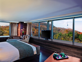  반얀트리 클럽 앤 스파 서울 객실 가을 남산 뷰. ⓒ 반얀트리 클럽 앤 스파 서울
