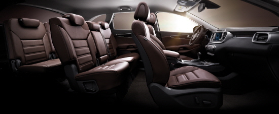  3세대 쏘렌토는 최근 여가 문화 확산 등에 따라 크고 넓은 SUV를 원하는 고객 니즈를 반영해 제작되면서 탑승객들에게 한층 넓고 여유로워진 실내공간을 제공한다. Ⓒ 기아자동차