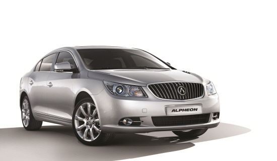  GM 뷰익 라크로스를 기반으로 시장 트렌드에 맞춰 새롭게 개발된 '준대형 럭셔리 세단' 알페온 2015년형 모델에는 크루즈 컨트롤과 TPMS를 기본 적용하는 등 상품성을 더욱 향상시켰다. Ⓒ 한국GM