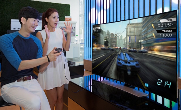  사진은 삼성전자 모델이 서초동 삼성전자 딜라이트에서 신규 스마트TV 콘텐츠들을 선보이는 모습. ⓒ 삼성전자